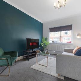 3Bed-HOME, FREE PARKING, PERFECT FOR BUSINESS AND CONTRACTOR