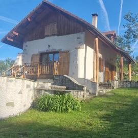 Maison de campagne et montagne près des stations de ski