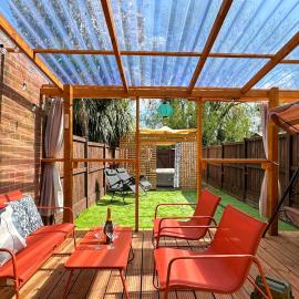 St Stephen's Retreat - Hot Tub & Fire Pit - FREE Parking, hotel in Canterbury