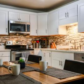 Renovated condo steps from Beaver Creek shuttle, hotel v destinácii Avon