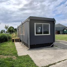 Chalet Julia, Minicamping de Grutte Earen, hotel in Burum