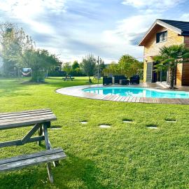 Chez Seb et Lilou - Chalet Tiny House - piscine partagée - parking - proche Mulhouse, hotel di Flaxlanden