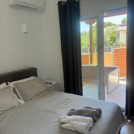 Maria House, hotelli kohteessa Artémida