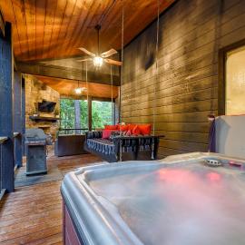 Romantic Fall Getaway Hot Tub Bed Swing, hotelli kohteessa Broken Bow