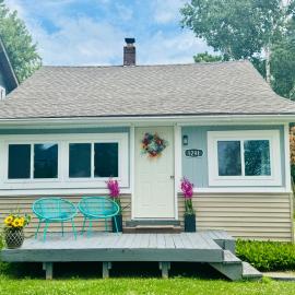 Charming Walled Lake MI Cottage, ξενοδοχείο σε Novi