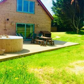 Deer Den timber clad cabin with hot tub, up private lane