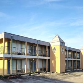 Castle inn & suites by OYO Lawton, hotel di Lawton