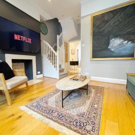 Stylish Duplex Condo Opposite Hyde Park, hotel v Londýne