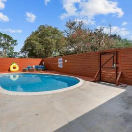 Tranquil Escape- Spa Bath & Pool for One or Couples