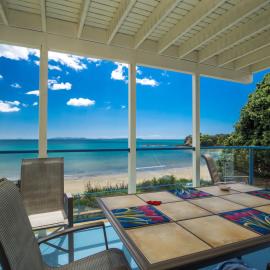 By the Bay Beachfront Apartments, Hotel in Mangonui