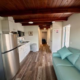 Cottage 31, Hibiscus Hut - Dora Canal Court - a downtown, waterfront community, viešbutis mieste Tavaresas