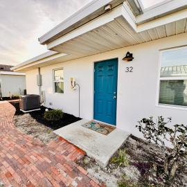 Cottage 32, Flamingo Bungalow - Dora Canal Court - a downtown, waterfront community, viešbutis mieste Tavaresas