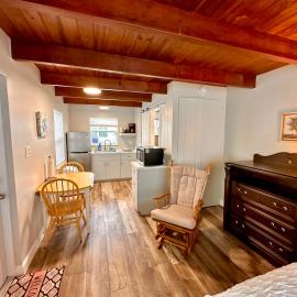 Cottage 34, Coconut Cottage - Dora Canal Court - a downtown, waterfront community, hotel u gradu Taveris