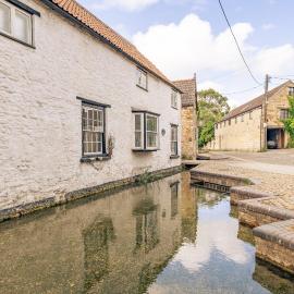 Charming Cotswolds Retreat in the Heart of Dursley, hotel a Dursley