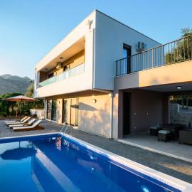 PRIVATE HEATED POOL - Villa Amara - Luxury Villa - Hot Tub
