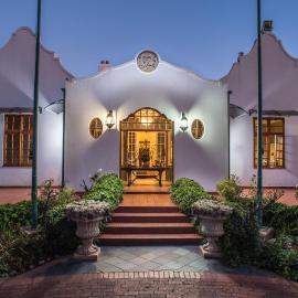 River Meadow Manor, מלון בסנטוריון
