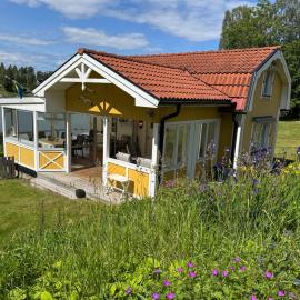 Solgården Fagerviken intill havet – hotel w mieście Hållnäs