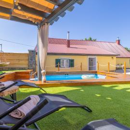 Old house Rustica with pool, jacuzzi and tavern - Valincic, Hotel in Brinje
