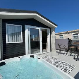Sunnymede B5 - Fantasy Island - HOT TUB, ramped decking, patio doors, central heating, pet friendly - Meadow Lakes Caravan & Lodge Hire, hotel Ingoldmellsben