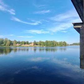 Fish and sleep - lake house, hotel u gradu Aluksne