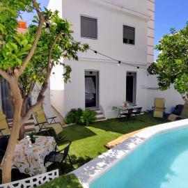 CASITA NAIF ESTANCIAS EN TORRE DEL MAR a 30 METROS DE LA PLAYA, hotel a Torre del Mar