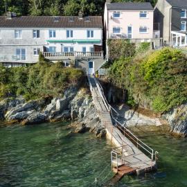 Glandore Cliff Cottage Getaway - Sea Access with Private Pier, hotel a Glandore