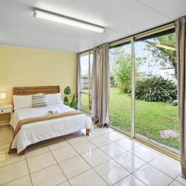 King Bed, Walk To Beenleigh Village & Marketplace Bedroom2