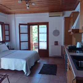 Euphoria Living Holiday Home، فندق في Pouríon