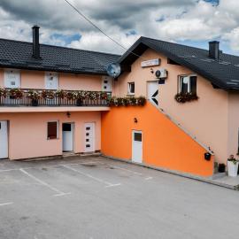 Guest House Mačić, hotel in Korenica