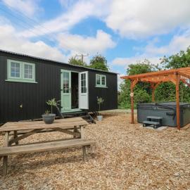 Luxury Shepherd Hut with Private Hot Tub