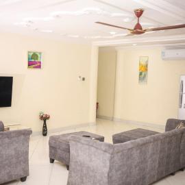 Stylish Affordable Studio Apartment RealShala Homes- Accra, hotel v destinácii Ashalebotwe