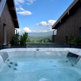 Kras Resort Rubin Apartament 304 - prywatne jacuzzi na tarasie z widokiem na góry