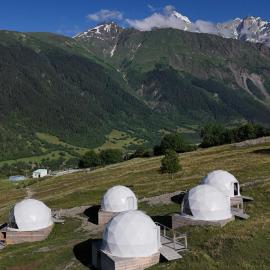 Glamp Peaks Mestia، فندق في ميستيا