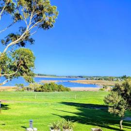 Hilltop Riverview Retreat, hotel a Clayton Bay