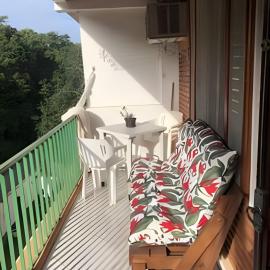 Espaçoso Flat com Varanda no Cavalinho Branco