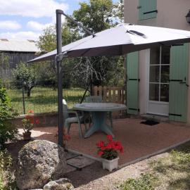Gîte rénové avec terrasse privée et animaux admis - FR-1-489-10 – hotel w mieście Neuvy
