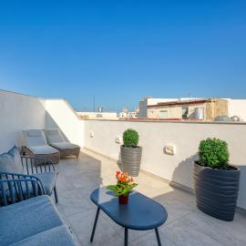 St Venera Penthouse 2 Balconies Big Screen TV, Hotel in Santa Venera