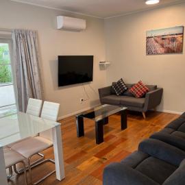 Central Spacious House With Backyard And Patio, hotel in Palmerston North
