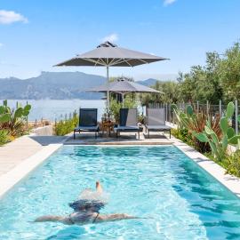 blue symphony suites and apartments, hotell sihtkohas Nikiana