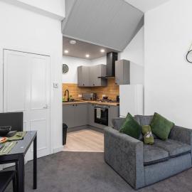 Sleek Canalside Stay in Edinburgh, hotel a Edimburg