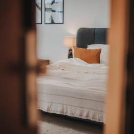 JOBOSTAYS - DOWNTOWN Hafen Apartment Oldenburg - Luxusbad - direkt am Hafen - 5 Min zu Fuß Innenstadt und Bahnhof - Aufzug - kostenfreies WLAN - Küche - kontaktfreier Check-In