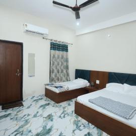 Hotel Shri Balaji Dham, Family Room Near Mathura Railway Station