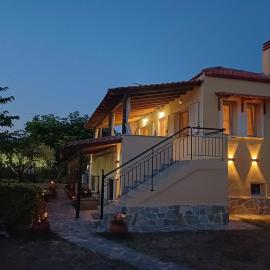 Maria's family house, Hotel in Karianí