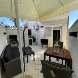 Seaesta holiday- Modern studio, hotel in Okrug Gornji