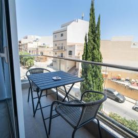 Spacious 1BR home with comfortable bed with WIFI & AC