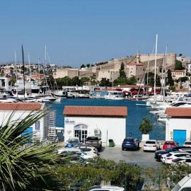 Marina Guest House, hotel in Çeşme