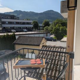 Apartment in the middle of the city center in a quiet street, hotel in Stryn