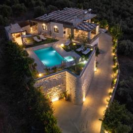 Villa Lady Dafni with private heated pool, hotel en Máleme