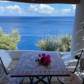 Traditional Eolian House Luna - Unique experience, hotel in San Salvatore