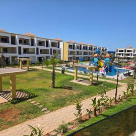 Luxury appartment avec piscine à la Marina Saidia, hotell i Saïdia